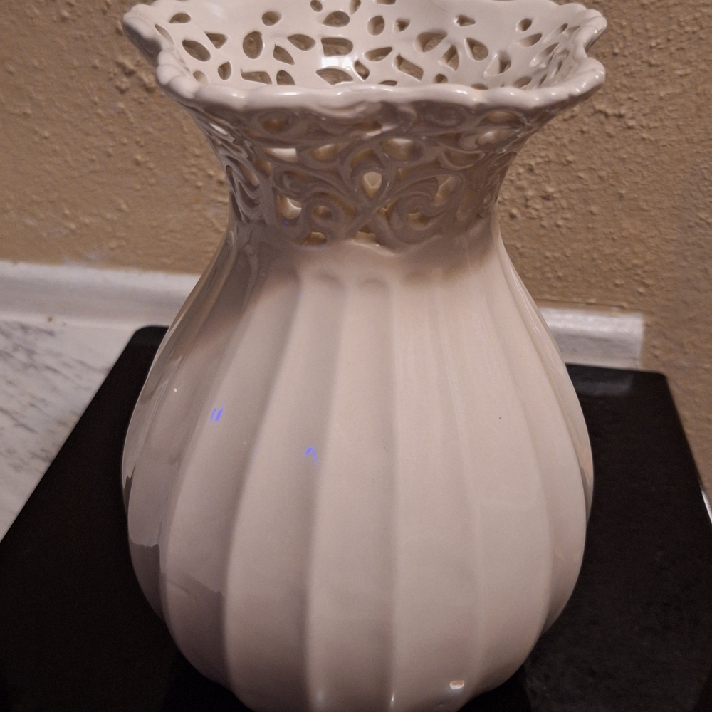 Elegant Vintage Cream ND Exclusive Porcelain Vase